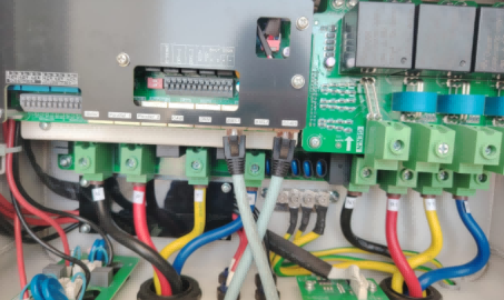 Řešení komunikačního protokolu mezi střídačem a BCU (řídicí jednotkou baterie)